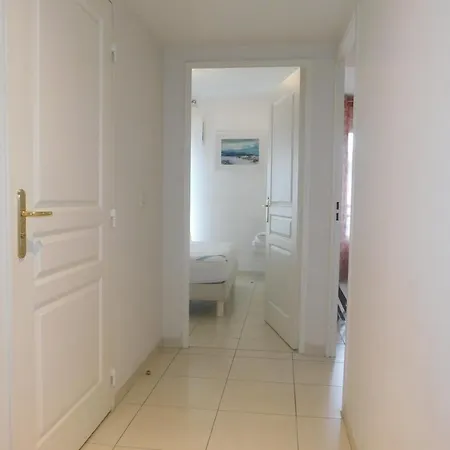 Charming Air-conditioned 2-bedroom 'le Riviera' With Parking Apartment Juan-les-Pins