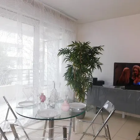 Apartmán Charming Air-conditioned 2-bedroom 'le Riviera' With Parking *
